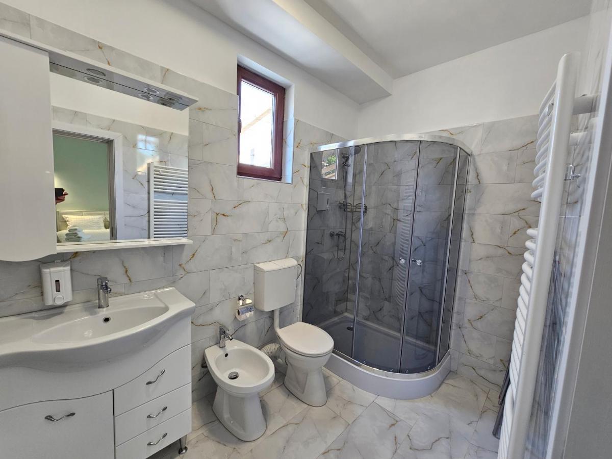 Bed and Breakfast Colt De Rai Hîrtoape Exterior foto